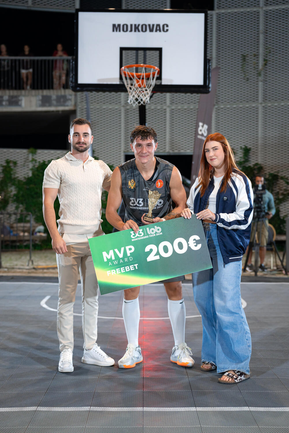 <p>Dvodnevnim finalnim turnirom u Mojkovcu završena je sezona 3x3 Montenegro Tour-a 2K26. Dangerous Meridianbet osvojio je titulu seniorskog šampiona, dok je Grafomatex U16 najbolja ekipa premijerne sezone Junior Tour-a. Individualna priznanja pripala su Aleksandru Bulatoviću, kao MVP-u sezone, i Zoranu Raduloviću, najboljem sudiji Tour-a.</p>