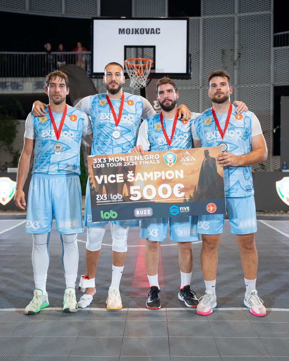 <p>Dvodnevnim finalnim turnirom u Mojkovcu završena je sezona 3x3 Montenegro Tour-a 2K26. Dangerous Meridianbet osvojio je titulu seniorskog šampiona, dok je Grafomatex U16 najbolja ekipa premijerne sezone Junior Tour-a. Individualna priznanja pripala su Aleksandru Bulatoviću, kao MVP-u sezone, i Zoranu Raduloviću, najboljem sudiji Tour-a.</p>