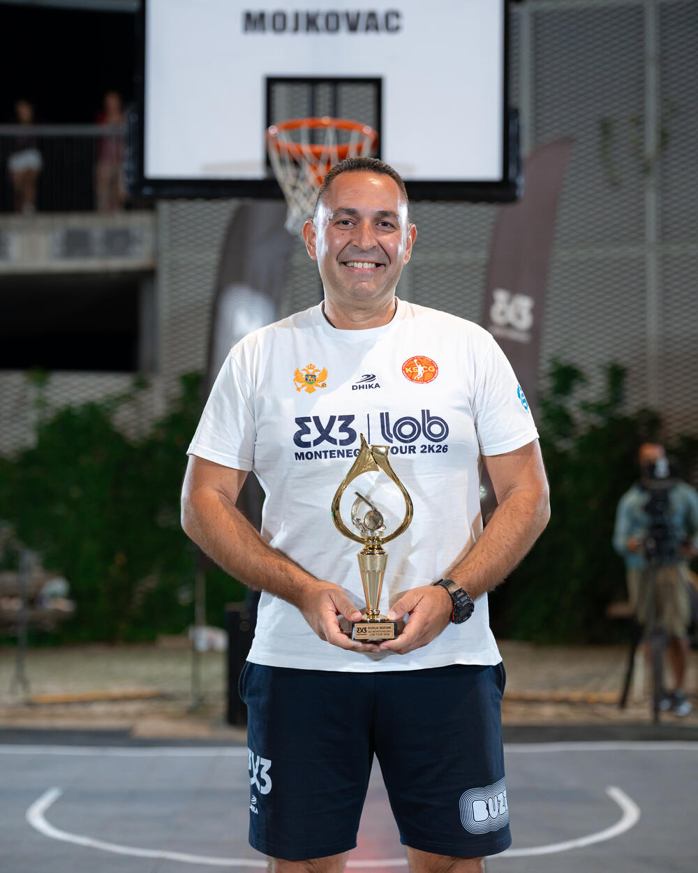 <p>Dvodnevnim finalnim turnirom u Mojkovcu završena je sezona 3x3 Montenegro Tour-a 2K26. Dangerous Meridianbet osvojio je titulu seniorskog šampiona, dok je Grafomatex U16 najbolja ekipa premijerne sezone Junior Tour-a. Individualna priznanja pripala su Aleksandru Bulatoviću, kao MVP-u sezone, i Zoranu Raduloviću, najboljem sudiji Tour-a.</p>