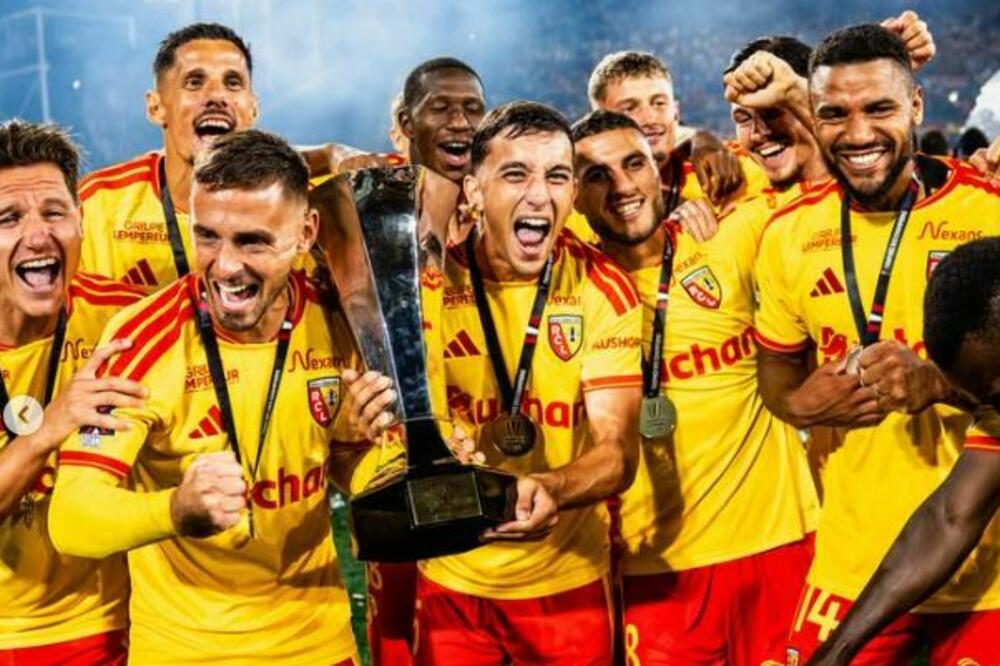 Bulatović i saigrači sa peharom Superkupa, Foto: Andrija Bulatović/Instagram