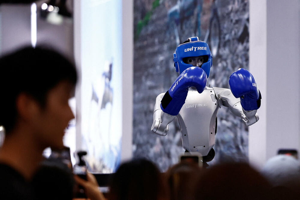 <p>Iako se roboti u Kini sve češće koriste za zadatke poput dostave hrane u hotelima i na pojedinim proizvodnim linijama, njihova masovna primjena izvan pilot-projekata i dalje je ograničena</p>