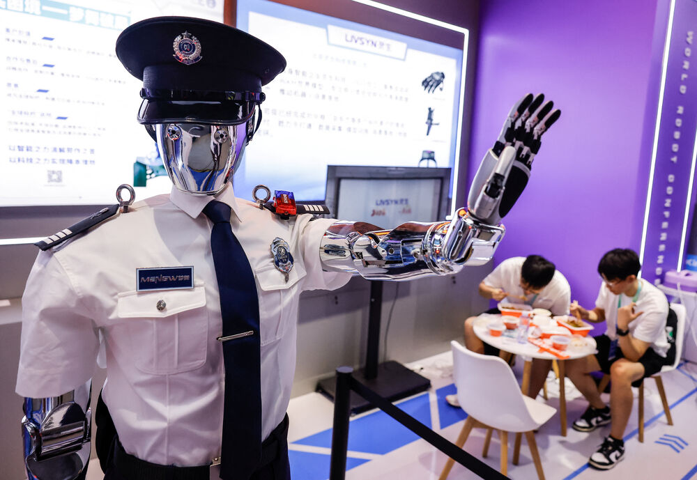 <p>Iako se roboti u Kini sve češće koriste za zadatke poput dostave hrane u hotelima i na pojedinim proizvodnim linijama, njihova masovna primjena izvan pilot-projekata i dalje je ograničena</p>