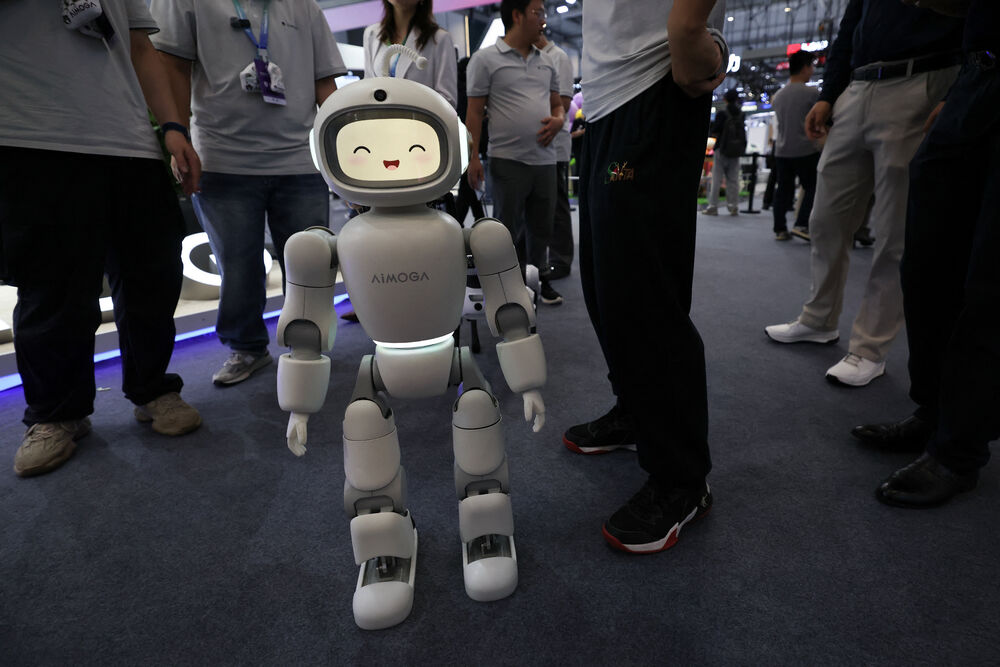 <p>Iako se roboti u Kini sve češće koriste za zadatke poput dostave hrane u hotelima i na pojedinim proizvodnim linijama, njihova masovna primjena izvan pilot-projekata i dalje je ograničena</p>