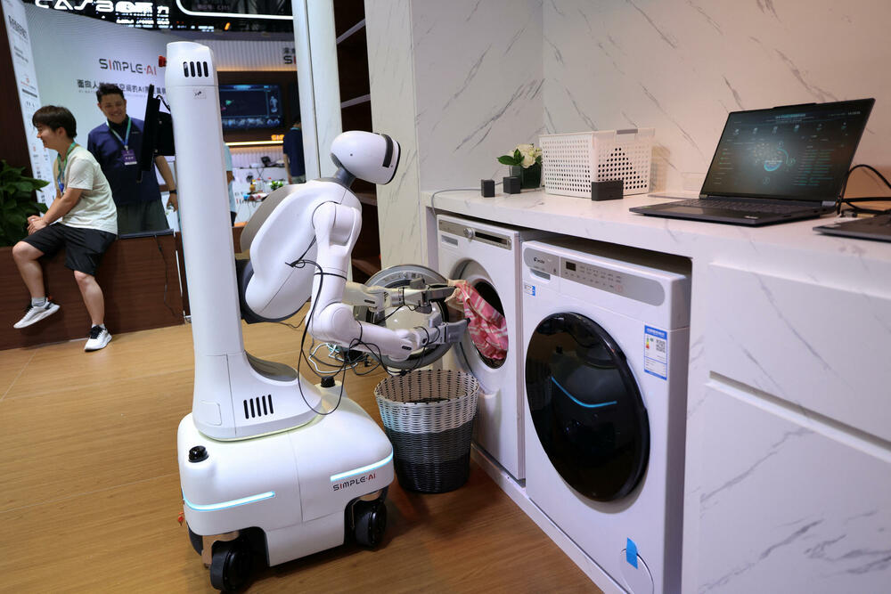 <p>Iako se roboti u Kini sve češće koriste za zadatke poput dostave hrane u hotelima i na pojedinim proizvodnim linijama, njihova masovna primjena izvan pilot-projekata i dalje je ograničena</p>