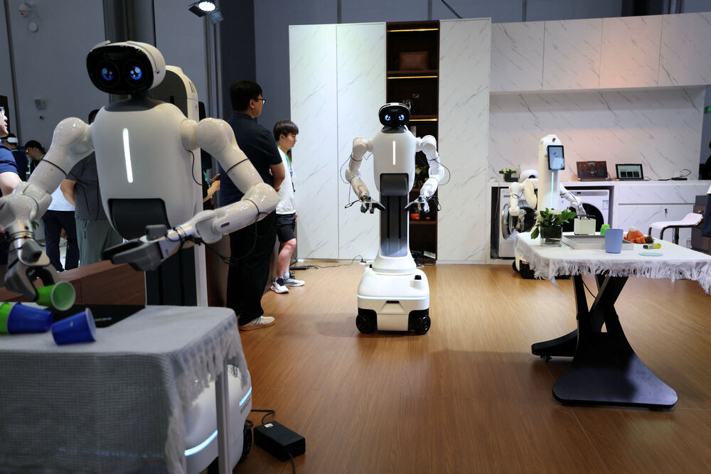 <p>Iako se roboti u Kini sve češće koriste za zadatke poput dostave hrane u hotelima i na pojedinim proizvodnim linijama, njihova masovna primjena izvan pilot-projekata i dalje je ograničena</p>