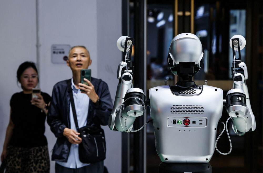 <p>Iako se roboti u Kini sve češće koriste za zadatke poput dostave hrane u hotelima i na pojedinim proizvodnim linijama, njihova masovna primjena izvan pilot-projekata i dalje je ograničena</p>