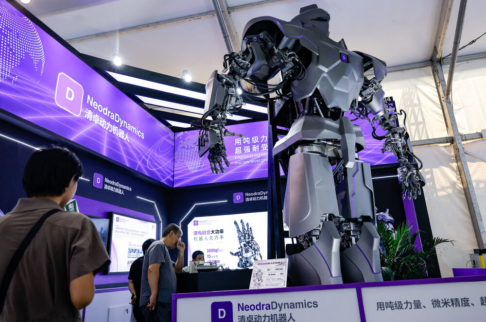 <p>Iako se roboti u Kini sve češće koriste za zadatke poput dostave hrane u hotelima i na pojedinim proizvodnim linijama, njihova masovna primjena izvan pilot-projekata i dalje je ograničena</p>