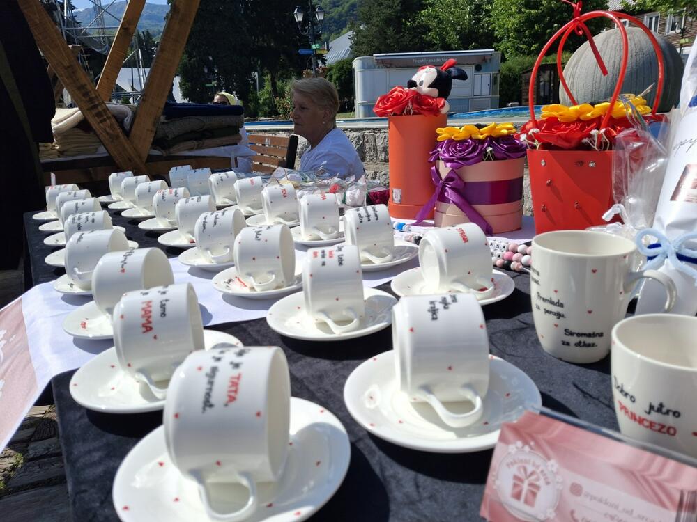 <p>Izdanje okupilo 25 proizvođača domaće hrane, tradicionalnih proizvoda i rukotvorina iz više crnogorskih opština</p>