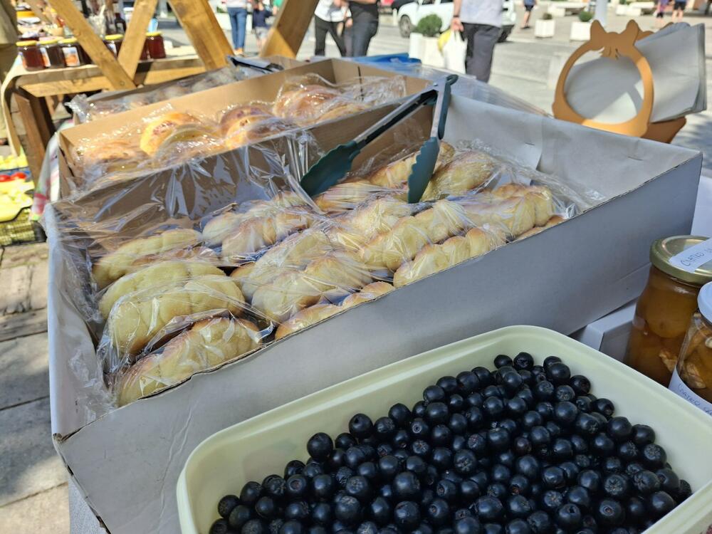 <p>Izdanje okupilo 25 proizvođača domaće hrane, tradicionalnih proizvoda i rukotvorina iz više crnogorskih opština</p>