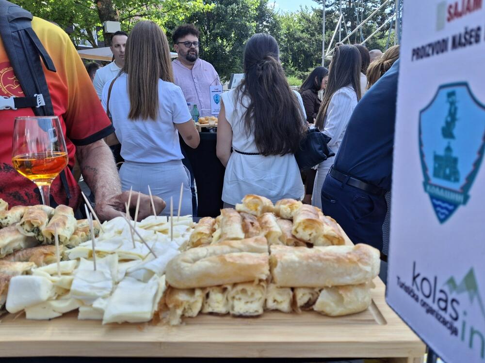 <p>Izdanje okupilo 25 proizvođača domaće hrane, tradicionalnih proizvoda i rukotvorina iz više crnogorskih opština</p>