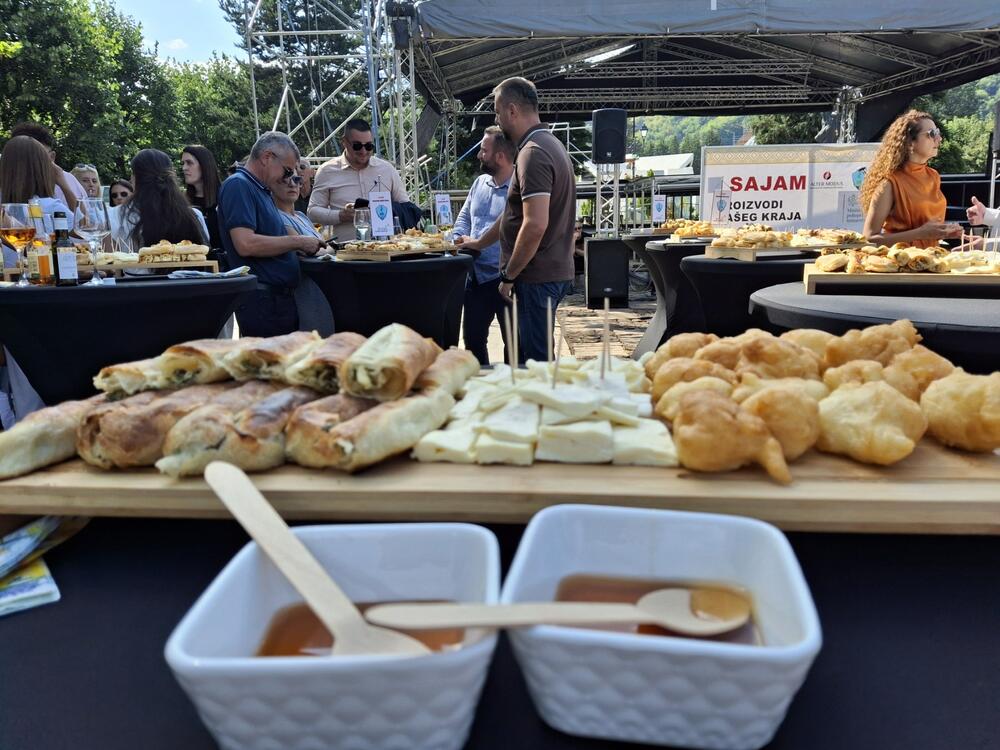<p>Izdanje okupilo 25 proizvođača domaće hrane, tradicionalnih proizvoda i rukotvorina iz više crnogorskih opština</p>