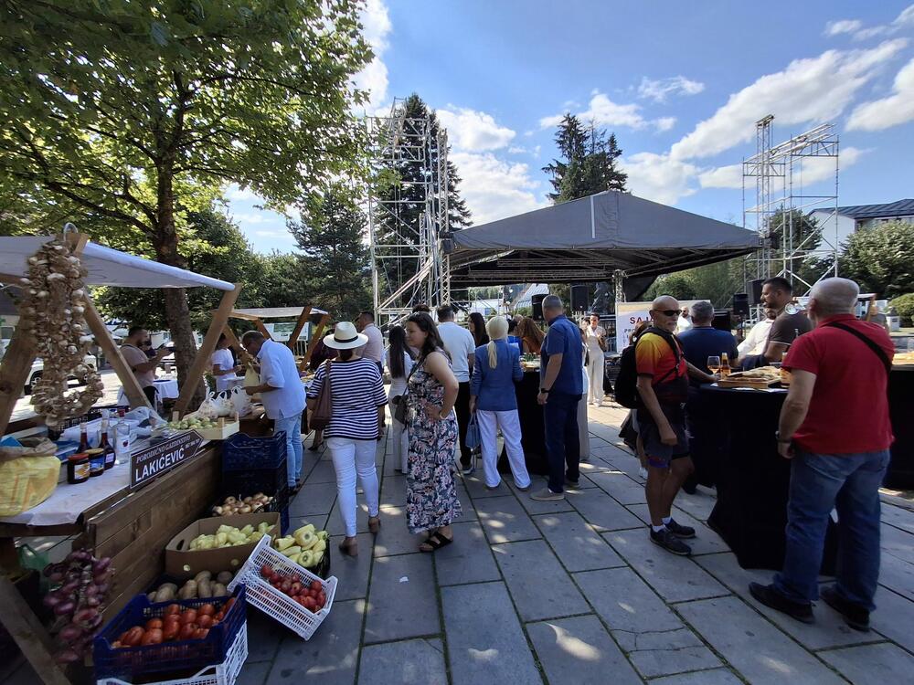 <p>Izdanje okupilo 25 proizvođača domaće hrane, tradicionalnih proizvoda i rukotvorina iz više crnogorskih opština</p>
