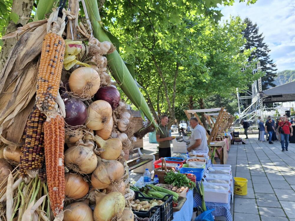 <p>Izdanje okupilo 25 proizvođača domaće hrane, tradicionalnih proizvoda i rukotvorina iz više crnogorskih opština</p>