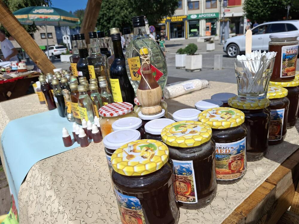 <p>Izdanje okupilo 25 proizvođača domaće hrane, tradicionalnih proizvoda i rukotvorina iz više crnogorskih opština</p>