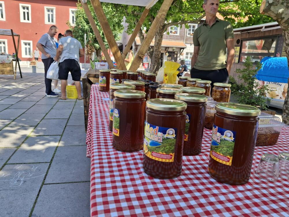<p>Izdanje okupilo 25 proizvođača domaće hrane, tradicionalnih proizvoda i rukotvorina iz više crnogorskih opština</p>