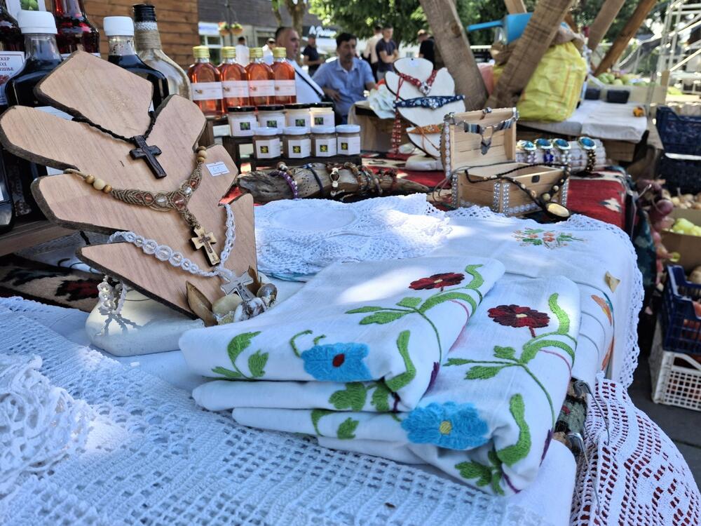 <p>Izdanje okupilo 25 proizvođača domaće hrane, tradicionalnih proizvoda i rukotvorina iz više crnogorskih opština</p>