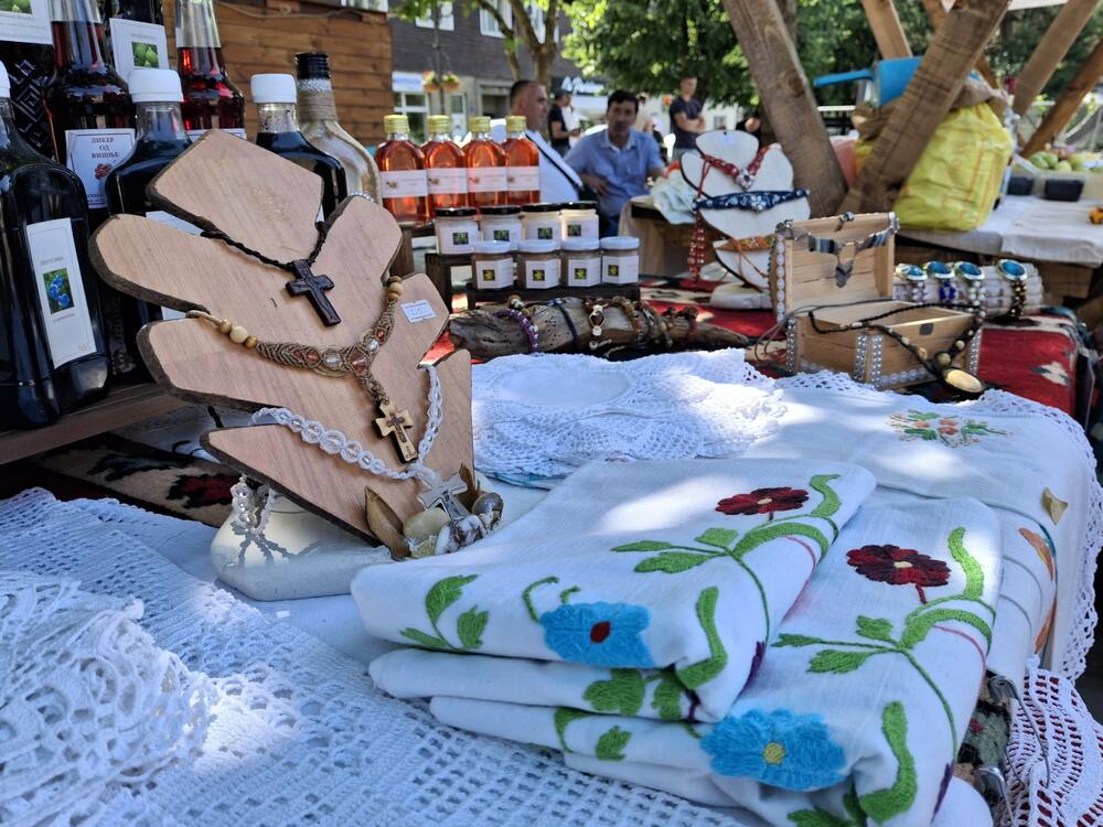 <p>Izdanje okupilo 25 proizvođača domaće hrane, tradicionalnih proizvoda i rukotvorina iz više crnogorskih opština</p>