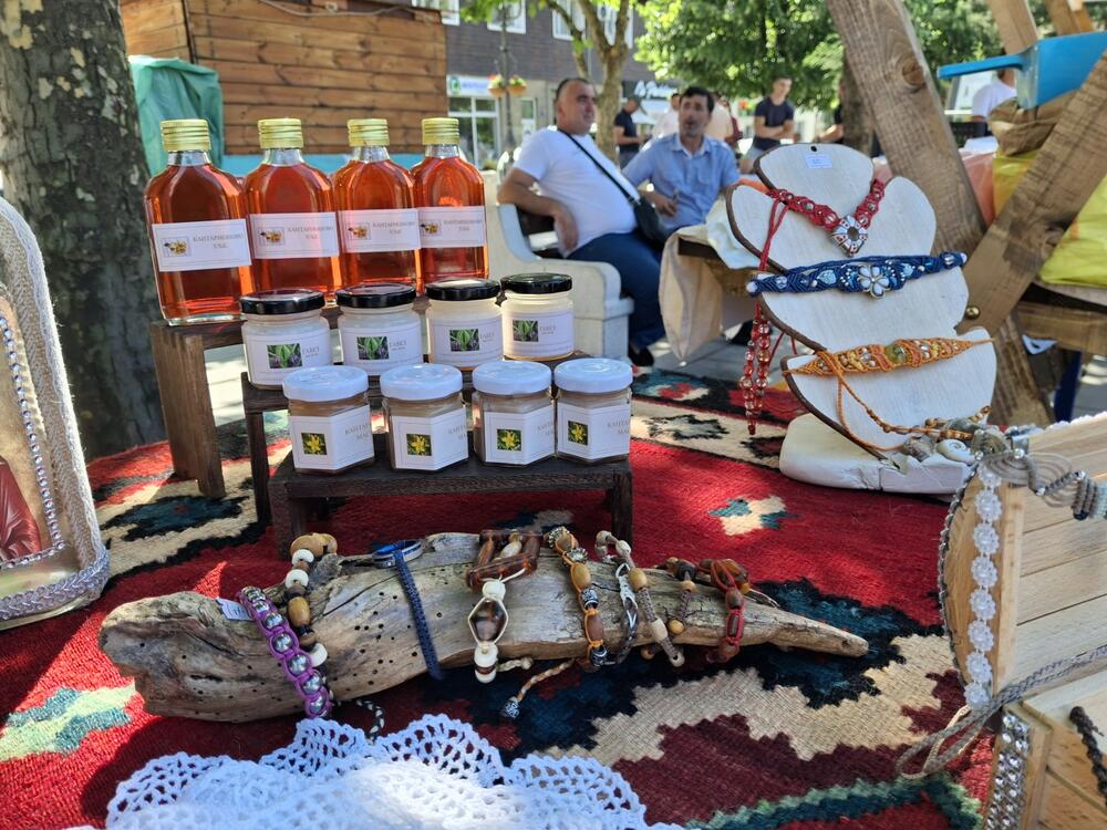 <p>Izdanje okupilo 25 proizvođača domaće hrane, tradicionalnih proizvoda i rukotvorina iz više crnogorskih opština</p>