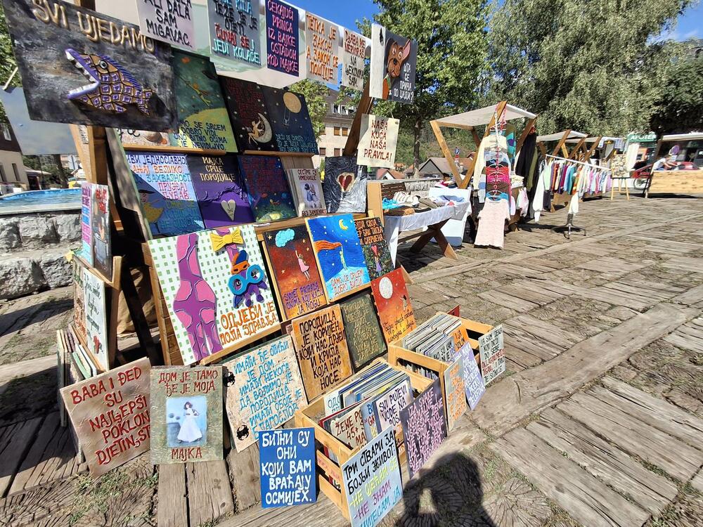 <p>Izdanje okupilo 25 proizvođača domaće hrane, tradicionalnih proizvoda i rukotvorina iz više crnogorskih opština</p>