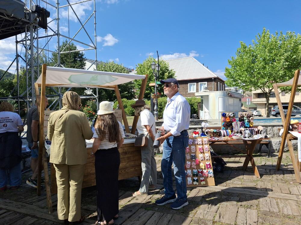 <p>Izdanje okupilo 25 proizvođača domaće hrane, tradicionalnih proizvoda i rukotvorina iz više crnogorskih opština</p>