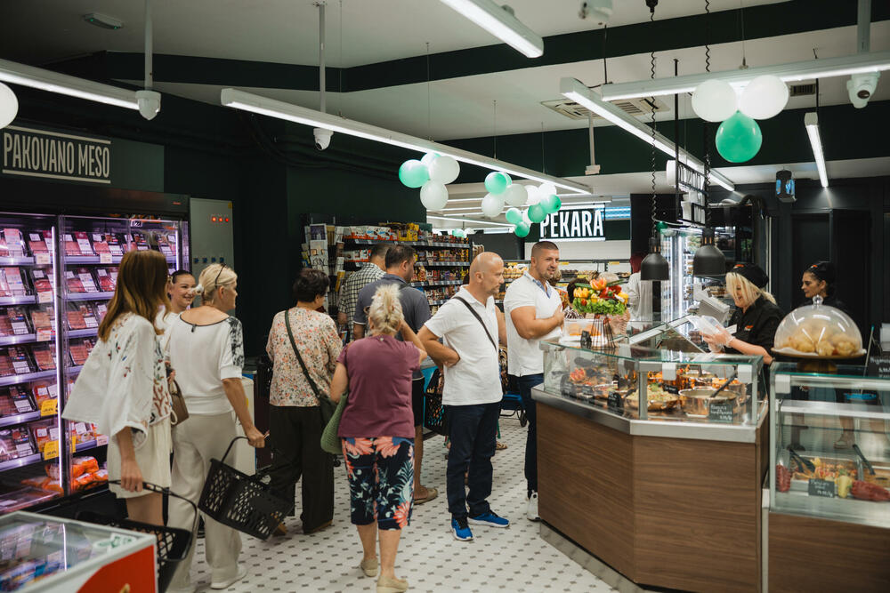 <p><em>Otvaranje je označilo početak novog poglavlja za jednu od poznatih Aroma lokacija u Podgorici, koja nakon renoviranja nastavlja da bude dio svakodnevnog života centra grada.</em></p>