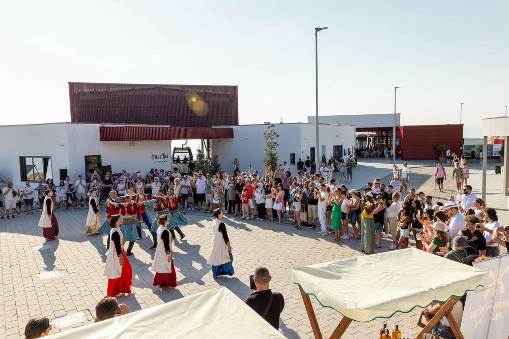 <p><em>Posjetioci su imali priliku i da degustiraju dio lokalne ponude &ndash; rakiju, med, sokove, džemove, vino i druge proizvode mojkovačkih domaćinstava.</em></p>