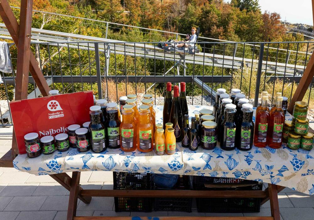 <p><em>Posjetioci su imali priliku i da degustiraju dio lokalne ponude &ndash; rakiju, med, sokove, džemove, vino i druge proizvode mojkovačkih domaćinstava.</em></p>