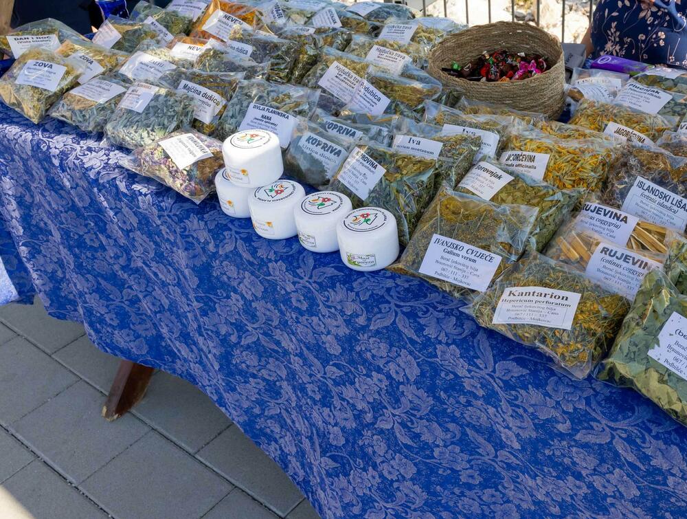 <p><em>Posjetioci su imali priliku i da degustiraju dio lokalne ponude &ndash; rakiju, med, sokove, džemove, vino i druge proizvode mojkovačkih domaćinstava.</em></p>