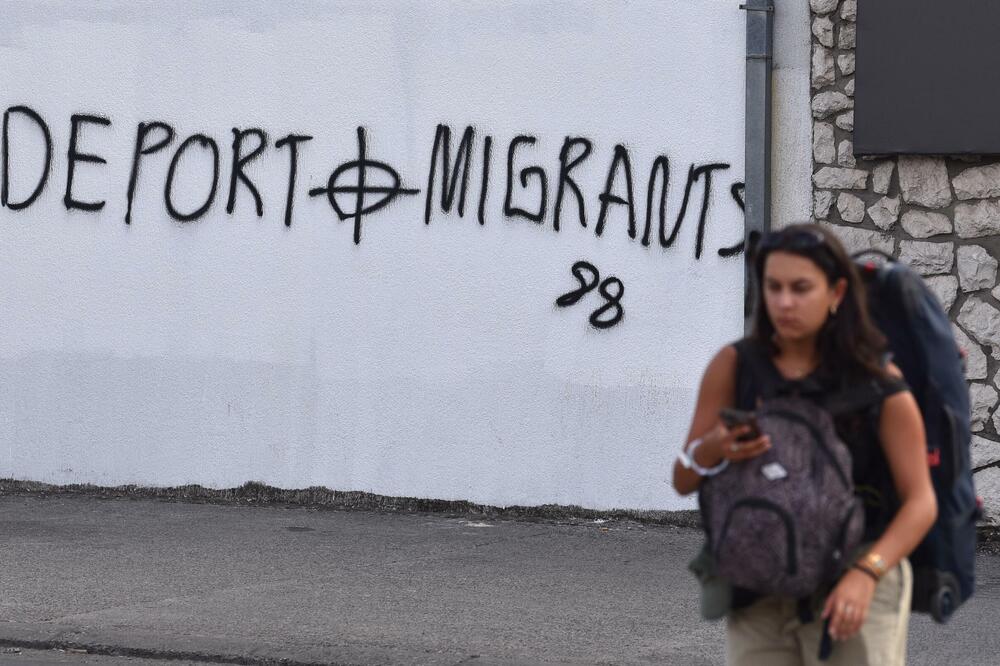 Grafit &ldquo;Deport immigrants 88&rdquo; (&ldquo;Deportujte imigrante 88&rdquo;) u Ulici V proleterske brigade  na Draču, fotografisan 17. avgusta. Broj 88 u neonacističkoj simbolici koristi se kao kod za &ldquo;Heil Hitler&rdquo;, Foto: Boris Pejović