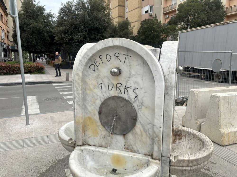 Grafit 'Deport Turks' ('Deportujte Turke') na česmi u Hercegovačkoj ulici u centru Podgorice, fotografisan 2. aprila. Grafit je u međuvremenu prekrečen