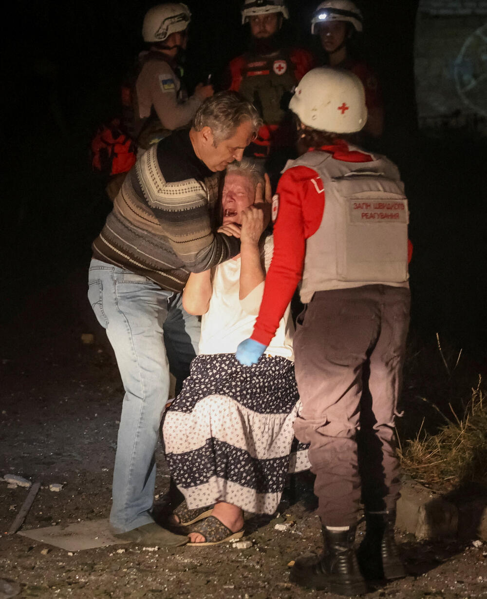 Ukrajinka pored tijela unuka poginulog u ruskom raketnom napadu na stambenu zgradu u Kijevu
