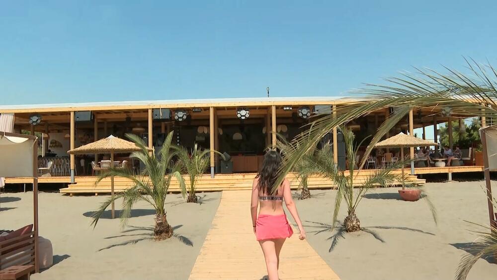 <p><em>Novi sadržaj počeo je da radi na prostoru nekadašnjeg kupališta Tropikana, a od svečanog otvaranja, Kaya Beach Club bilježi odličnu posjećenost.</em></p>