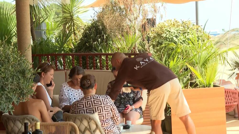 <p><em>Novi sadržaj počeo je da radi na prostoru nekadašnjeg kupališta Tropikana, a od svečanog otvaranja, Kaya Beach Club bilježi odličnu posjećenost.</em></p>