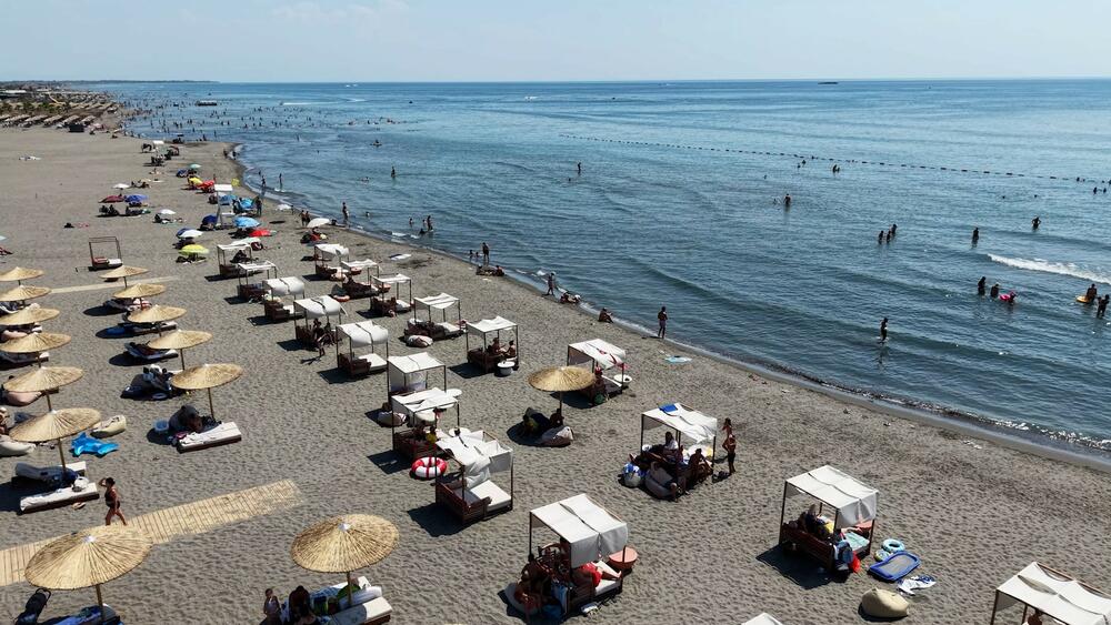 <p><em>Novi sadržaj počeo je da radi na prostoru nekadašnjeg kupališta Tropikana, a od svečanog otvaranja, Kaya Beach Club bilježi odličnu posjećenost.</em></p>