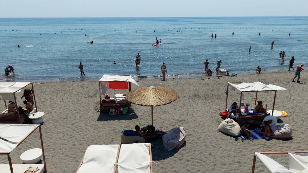 <p><em>Novi sadržaj počeo je da radi na prostoru nekadašnjeg kupališta Tropikana, a od svečanog otvaranja, Kaya Beach Club bilježi odličnu posjećenost.</em></p>