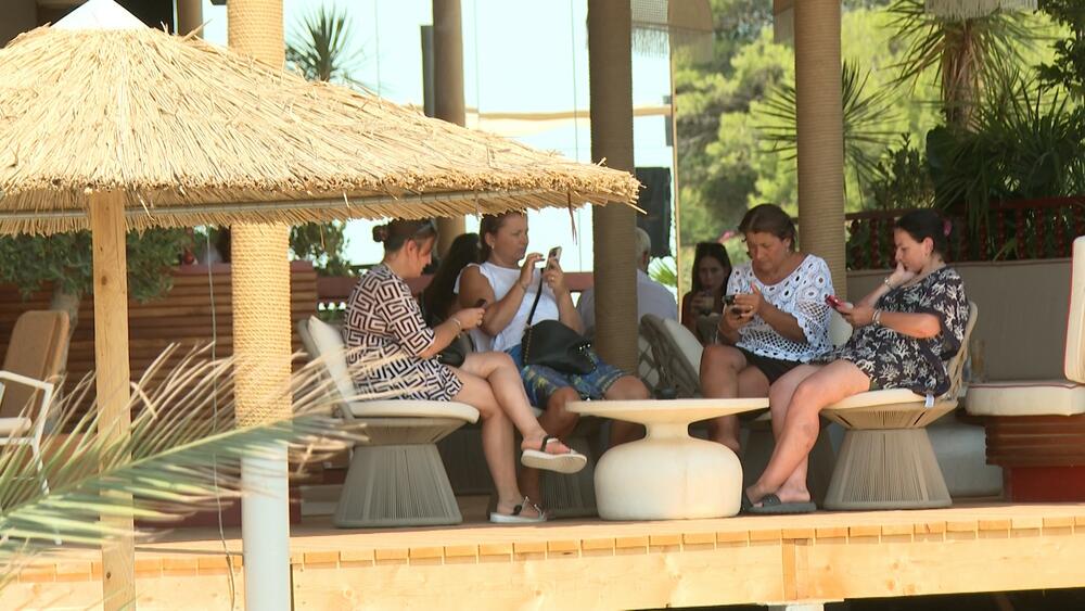 <p><em>Novi sadržaj počeo je da radi na prostoru nekadašnjeg kupališta Tropikana, a od svečanog otvaranja, Kaya Beach Club bilježi odličnu posjećenost.</em></p>