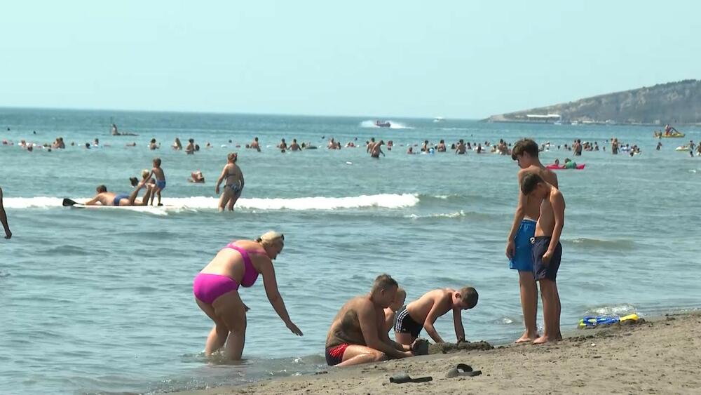 <p><em>Novi sadržaj počeo je da radi na prostoru nekadašnjeg kupališta Tropikana, a od svečanog otvaranja, Kaya Beach Club bilježi odličnu posjećenost.</em></p>