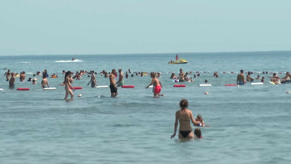 <p><em>Novi sadržaj počeo je da radi na prostoru nekadašnjeg kupališta Tropikana, a od svečanog otvaranja, Kaya Beach Club bilježi odličnu posjećenost.</em></p>