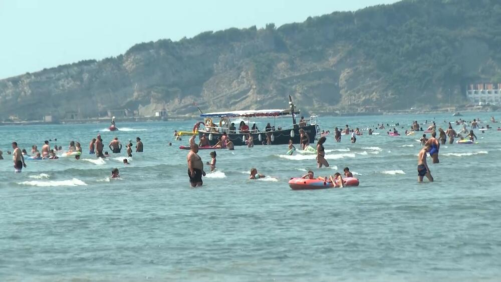 <p><em>Novi sadržaj počeo je da radi na prostoru nekadašnjeg kupališta Tropikana, a od svečanog otvaranja, Kaya Beach Club bilježi odličnu posjećenost.</em></p>