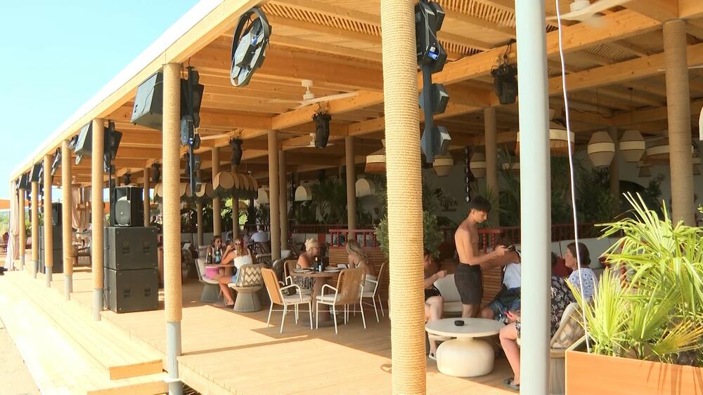<p><em>Novi sadržaj počeo je da radi na prostoru nekadašnjeg kupališta Tropikana, a od svečanog otvaranja, Kaya Beach Club bilježi odličnu posjećenost.</em></p>