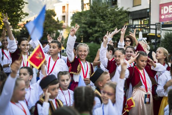 Međunarodna smotra folklora u Tivtu okupila preko 300 djece