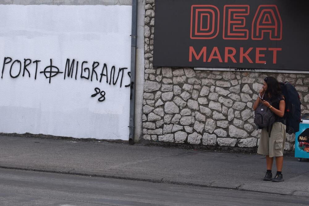 Po nalogu VDT-a policija ispituje ko stoji iza grafita sa pozivima na deportaciju imigranata i Turaka: &ldquo;Deport immigrants 88&rdquo; na Draču, Foto: BORIS PEJOVIC