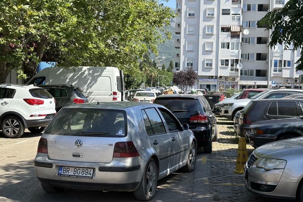 Parking kod zelene pijace u Baru, Foto: Marija Pešić