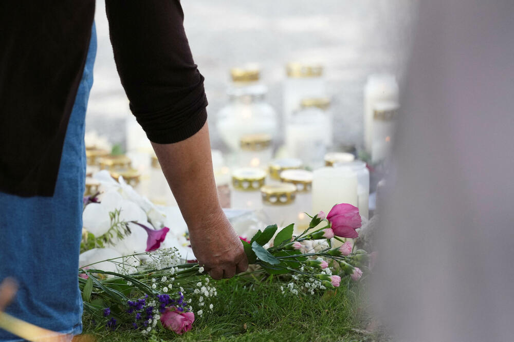 Stanovnici ostavljaju cvijeće i svijeće na improvizovanom spomen-obilježju ispred škole, dan nakon napada mačem u Fagersti, Foto: Reuters