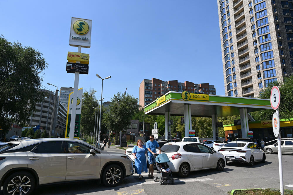 Red za točenje goriva na benzinskoj stanici: Detalj iz grada Rostov na Donu u Rusiji, Foto: Reuters