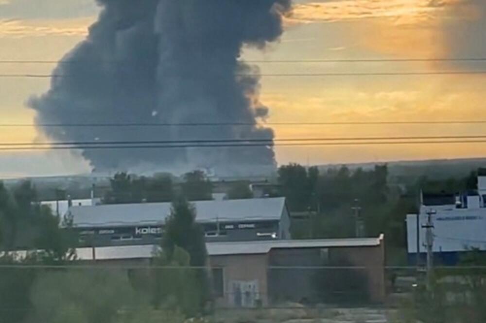 Dim se uzdiže iz skladišta kompanije Ozon nakon ukrajinskog napada dronom, tokom sukoba Rusije i Ukrajine, u Čapajevsku, u Samarskoj oblasti, Rusija, 22. avgusta 2026., Foto: Reuters