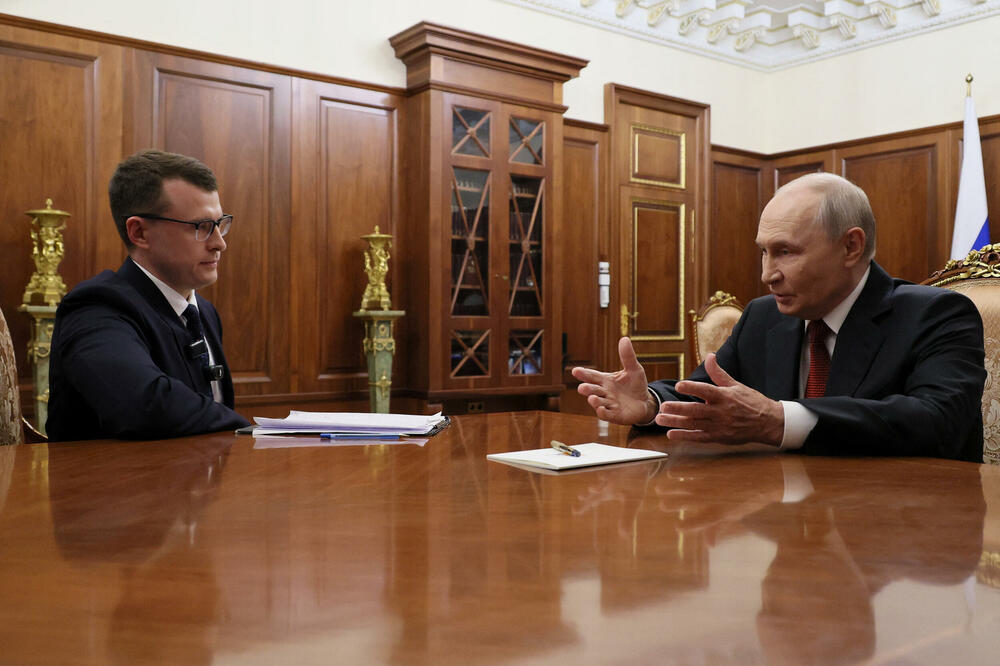 Putin (desno) daje intervju novinaru ruske državne televizije, Foto: Reuters