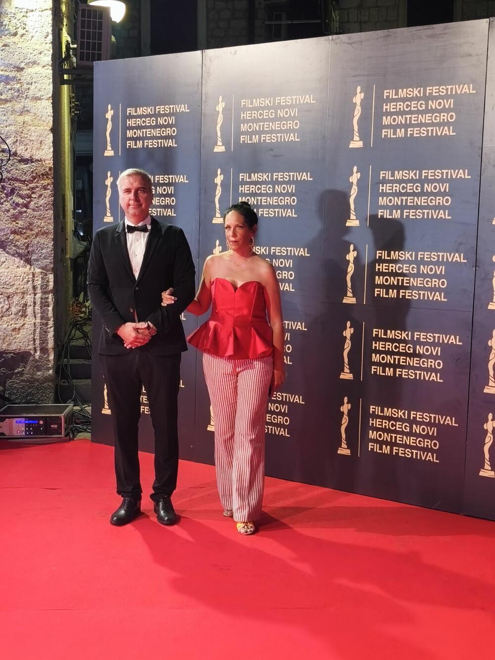 <p>Zainteresovani posjetioci, ljubitelji filma, ali i slučajni prolaznici okupili su se i mnogo prije nego što je defile počeo, a brojni regionalni i domaći gosti iz kinematografske industrije i medij razgovarali su sa protagonistima festivala, filmskim stvaraocima, organizatorima i brojnim posjetiocima</p>