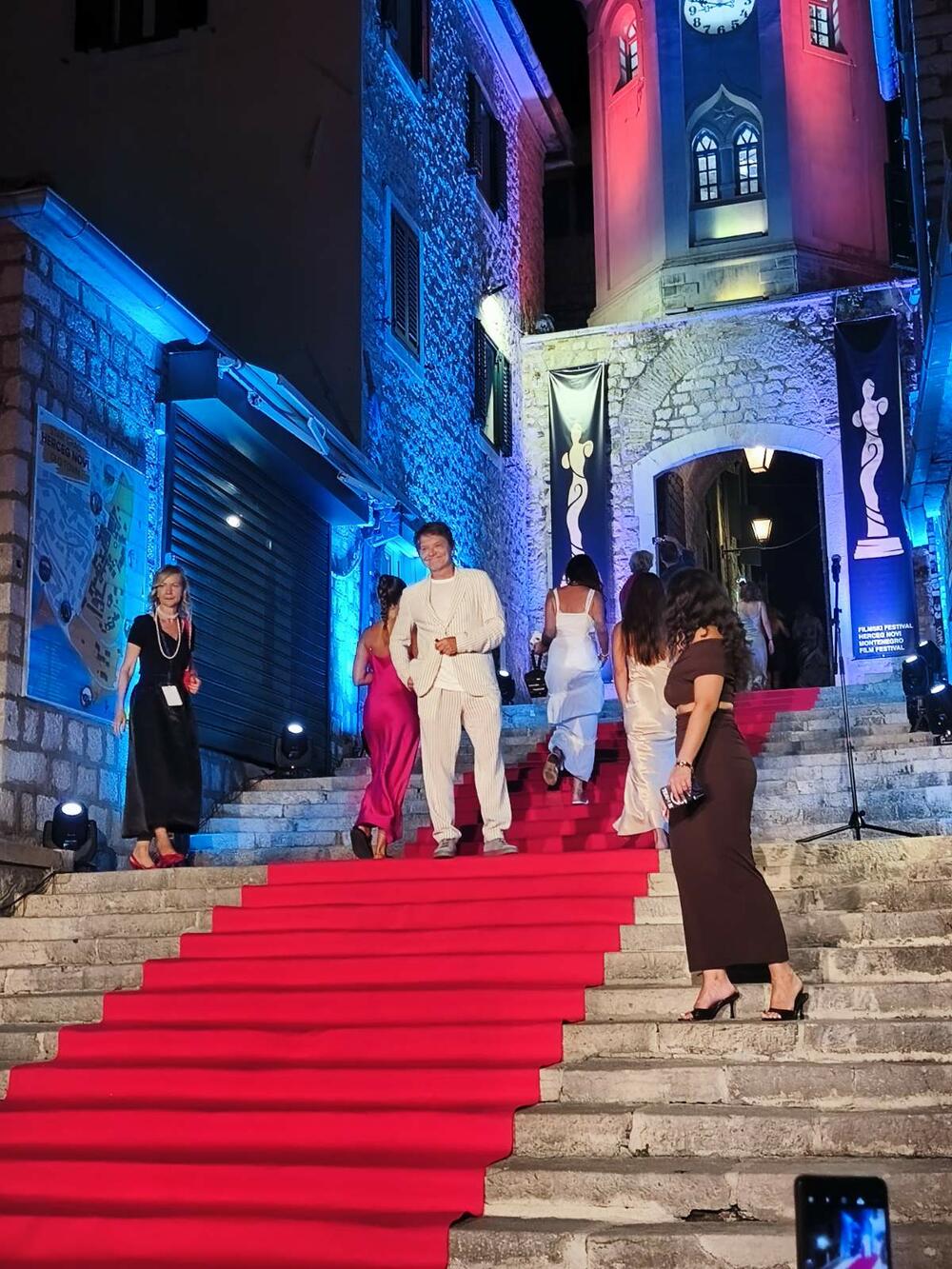 <p>Zainteresovani posjetioci, ljubitelji filma, ali i slučajni prolaznici okupili su se i mnogo prije nego što je defile počeo, a brojni regionalni i domaći gosti iz kinematografske industrije i medij razgovarali su sa protagonistima festivala, filmskim stvaraocima, organizatorima i brojnim posjetiocima</p>