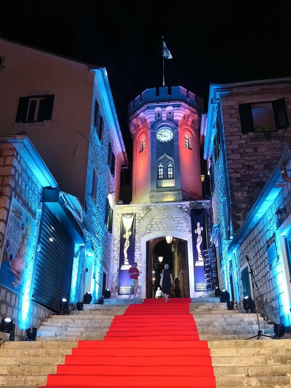 <p>Zainteresovani posjetioci, ljubitelji filma, ali i slučajni prolaznici okupili su se i mnogo prije nego što je defile počeo, a brojni regionalni i domaći gosti iz kinematografske industrije i medij razgovarali su sa protagonistima festivala, filmskim stvaraocima, organizatorima i brojnim posjetiocima</p>